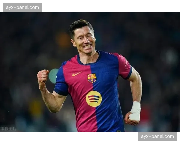 镜头捕捉：巴萨获得关键前场任意球前，莱万与佩德里进行快速耳语